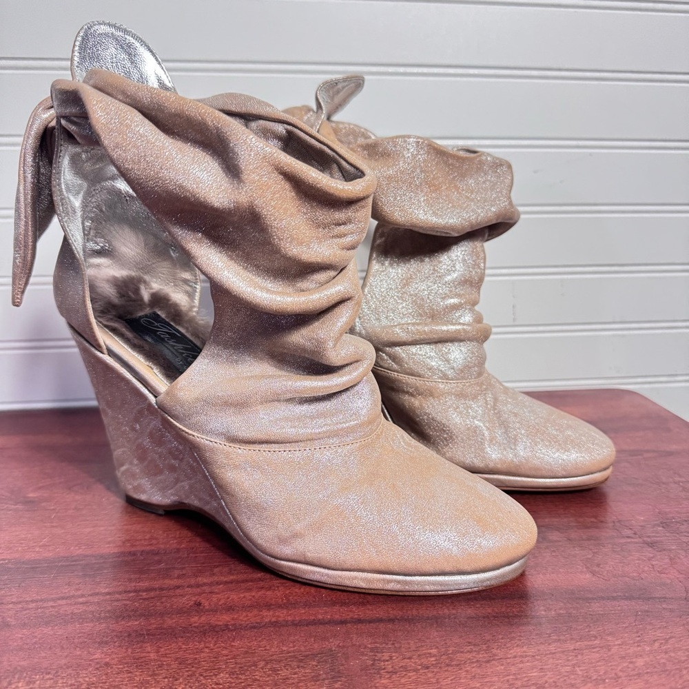 NWOB Tashkent by Cheyenne Beige Metallic Platform Wedges Booties Back Bow Sz 41